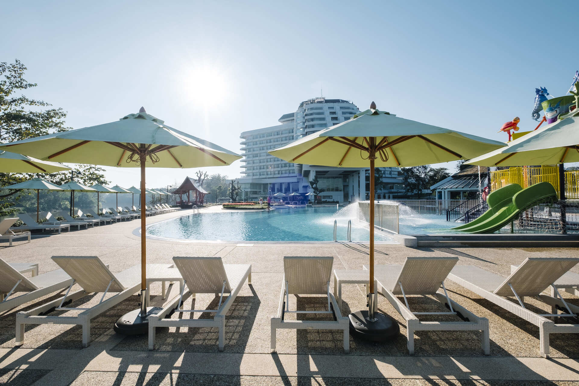 deckchair-swimming-pool-hotel