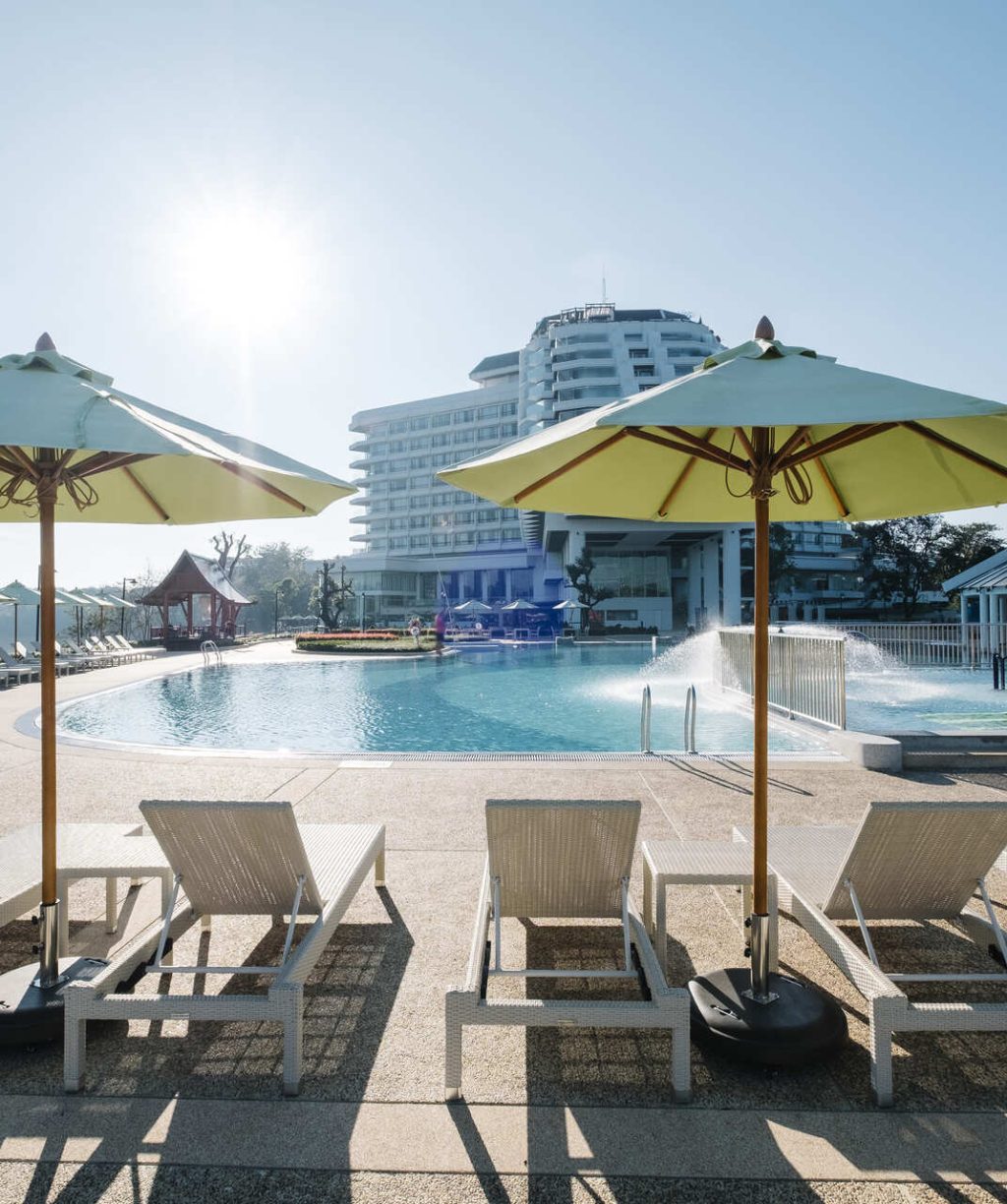 deckchair-swimming-pool-hotel